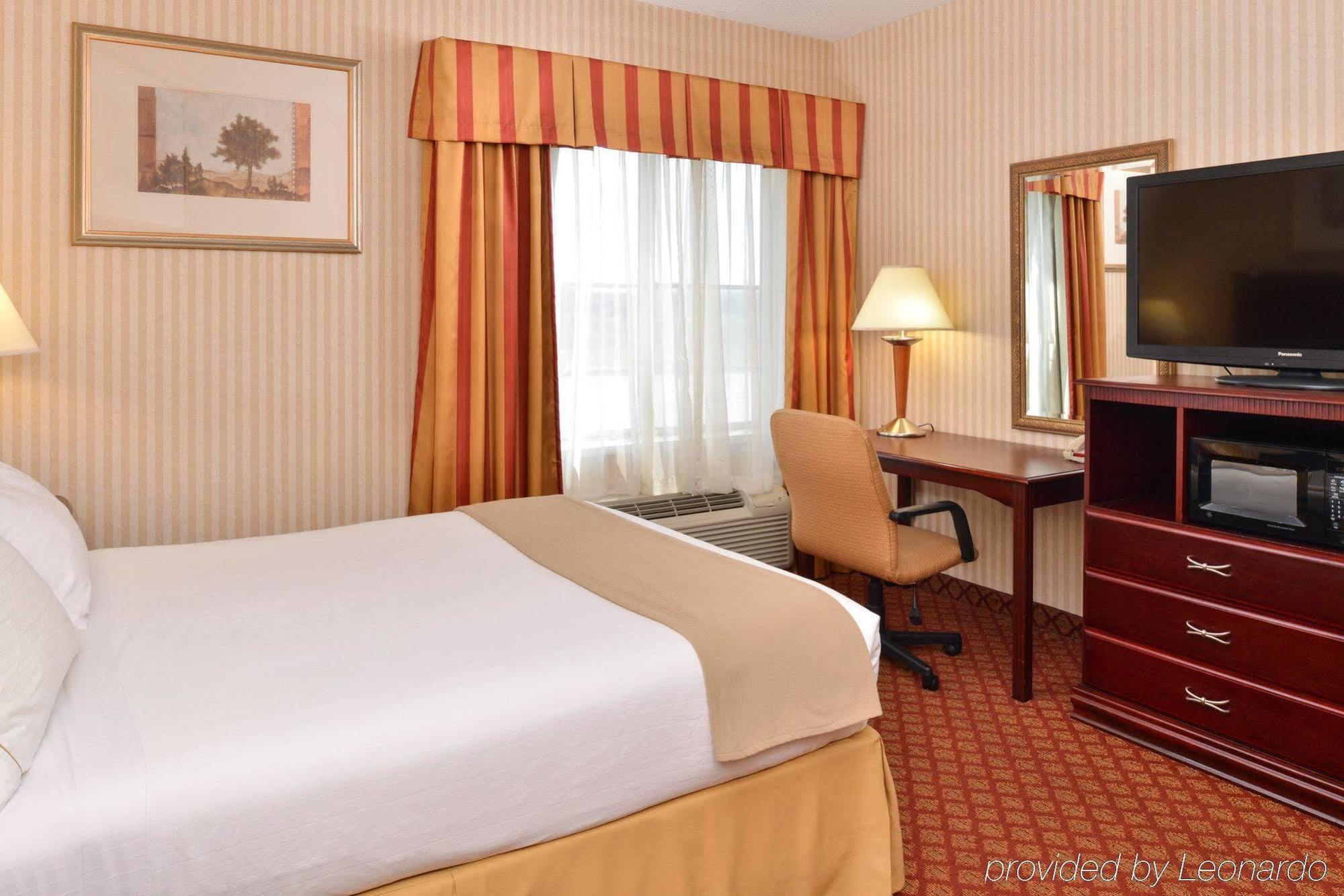 Holiday Inn Express Wixom By Ihg Exterior photo