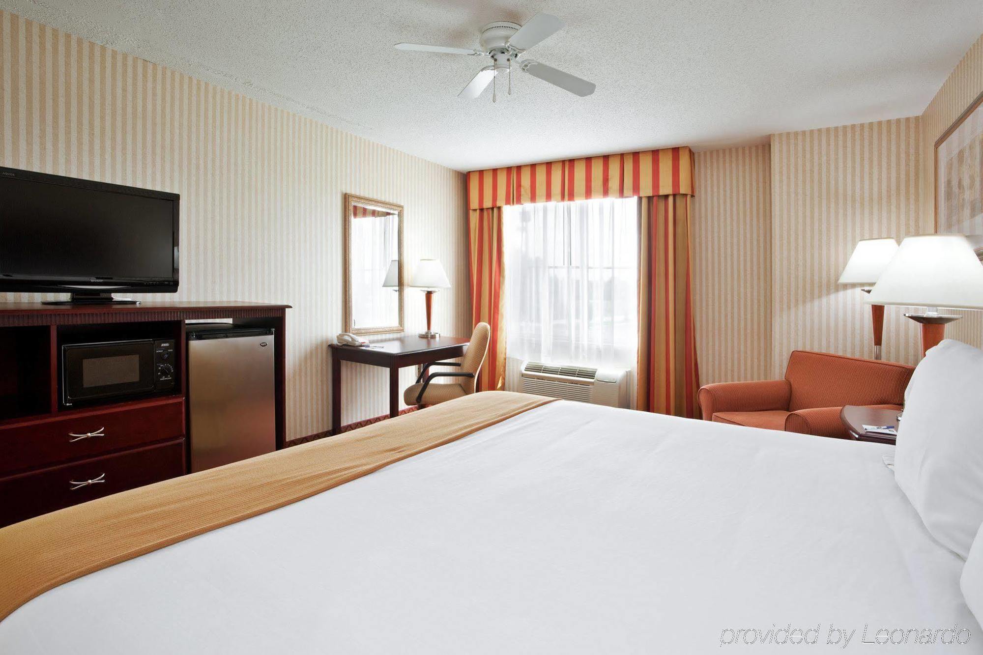 Holiday Inn Express Wixom By Ihg Room photo